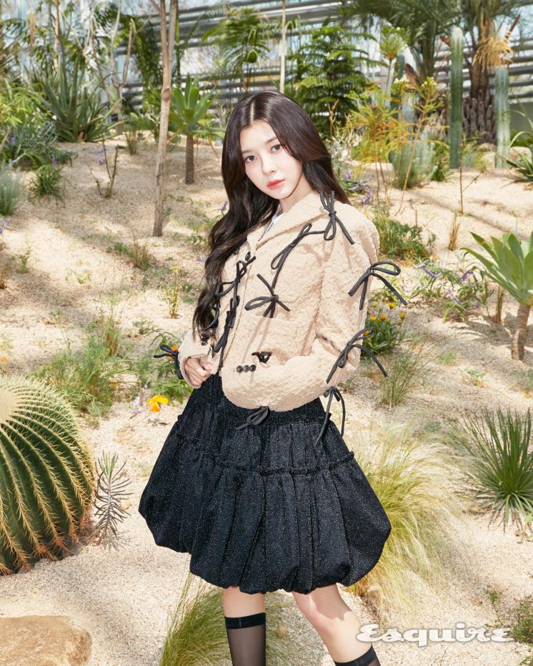 재킷, 셔츠, 스커트 모두 비뮈에트. 슈즈 세르지오 로시. 이어링, 링 모두 앵브록스.