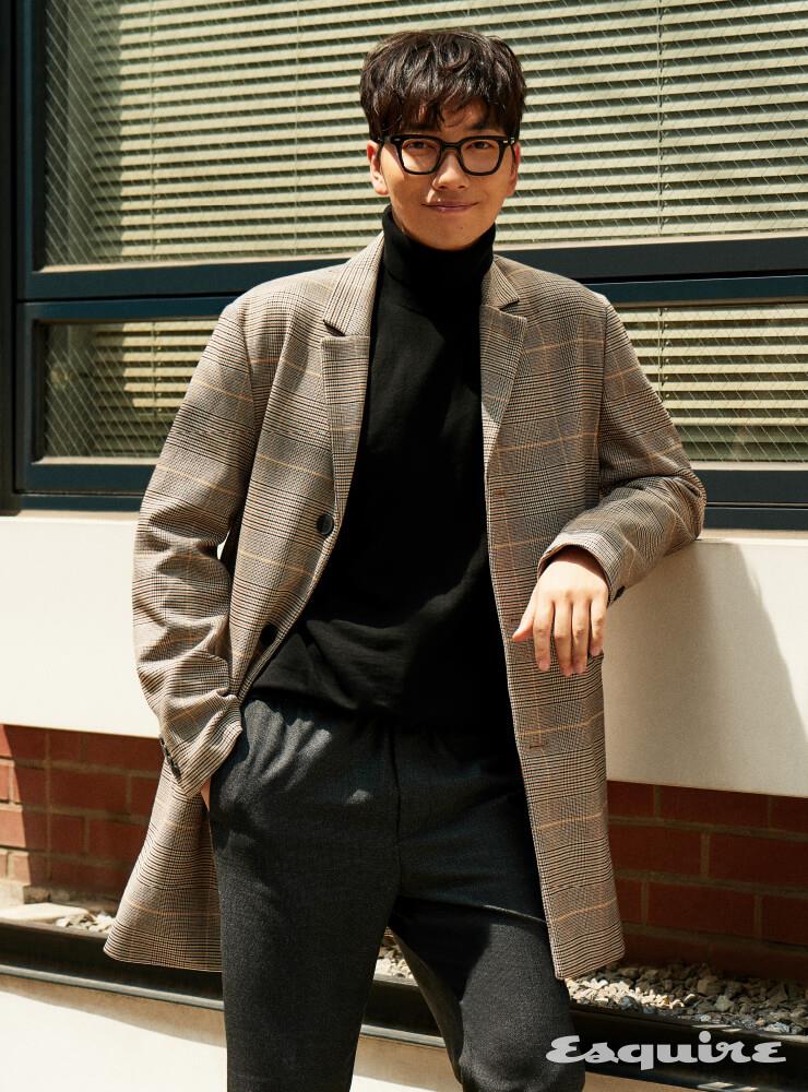 코트, 터틀넥 톱, 팬츠 모두 H&M.