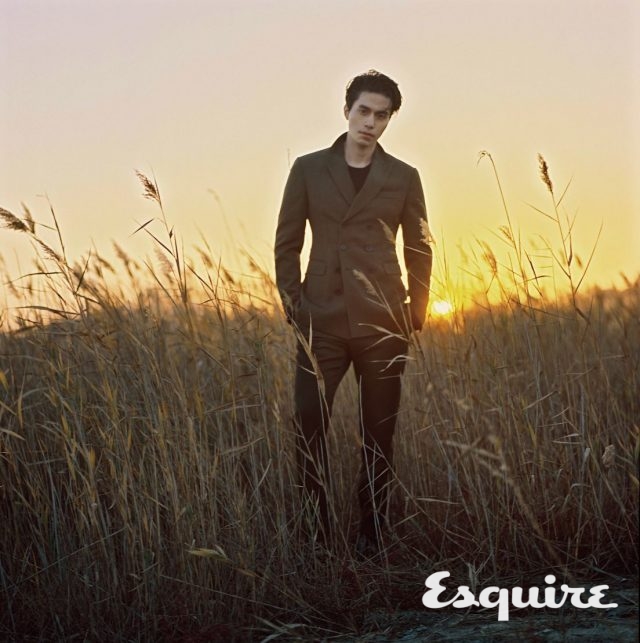 더블브레스트 슈트, 니트, 부츠 모두 가격 미정 벨루티.