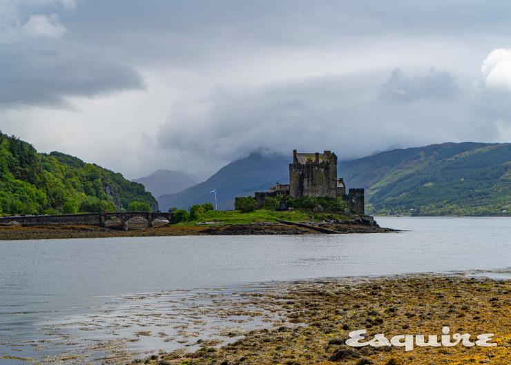 영화 <하일랜더>의 배경으로 등장했던 에일린 도난 성(Eilean Donan Castle).