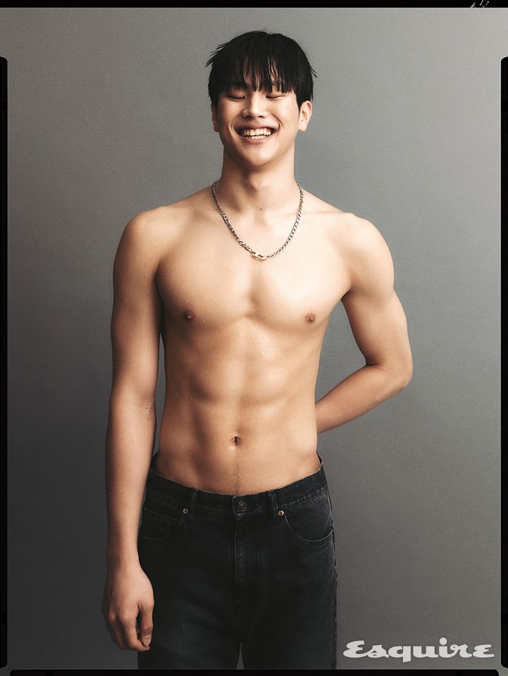 데님 팬츠 가격 미정 발렌시아가. 골드 로고 네크리스 가격 미정 디젤.