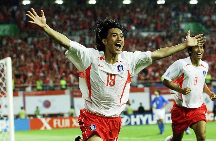 Ahn Jung Hwan of South Korea celebrates after scoring the golden goal 2-1 during the 2002 Fifa World Cup Korea Japan match between South Korea and Italy at Daejeon World Cup Stadium on 18 June in Daejeon. Korea Japan (Photo by Alessandro Sabattini/Getty Images)