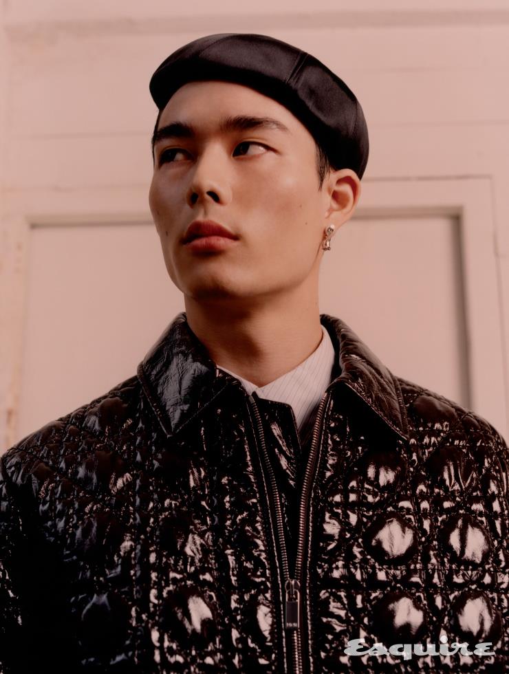 페이턴트 레더 블루종, 스트라이프 셔츠, 실크 새틴 베레, 이어링 모두 가격 미정 디올 맨.
