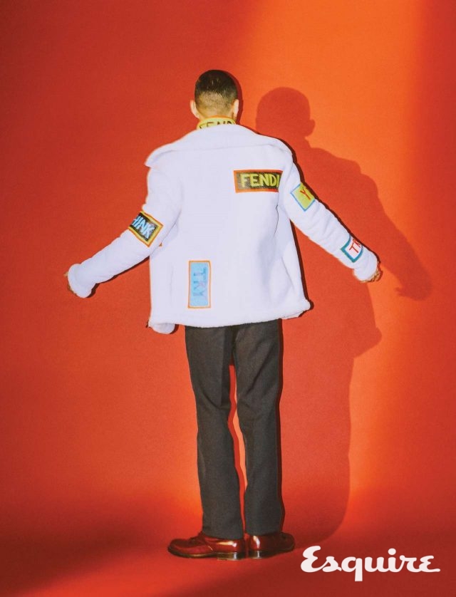 집업 재킷, 패치워크 가죽 재킷, 바지 모두 펜디. 구두 보테가 베네타.