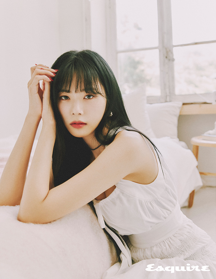 원피스 낫유어로즈, 이어링 오브이티, 비즈 초커 밀튼스텔리, 부츠 레이첼 콕스.