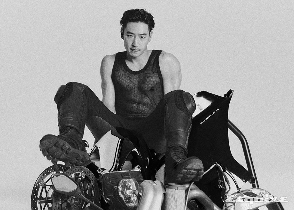 블랙 메시 슬리브리스 톱 돌체&가바나. 블랙 레더 바이커 팬츠 에디터 소장품. 블랙 레이스업 워커 프라다.