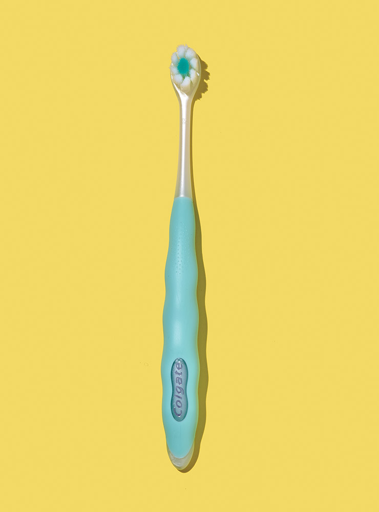 3.5mm의 작고 둥근 꽃잎 모양의 헤드와 고밀도 초미세모가 잇몸 깊숙한 곳까지 닿아 치아 사이 남아 있는 이물질을 부드럽게 쓸어내린다. 쿠션 클린 초미세모 칫솔 8900원 콜게이트.