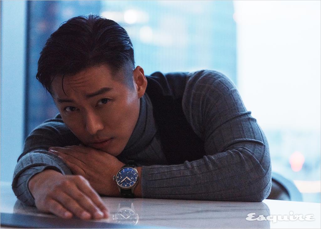 46.2mm 스틸 케이스에 더블 문페이즈 디스플레이, 날짜, 요일, 월 디스플레이, 4자리 연도 표시창이 포함된 빅 파일럿 워치 퍼페추얼 캘린더 IWC. 터틀넥 니트 톱, 베스트 모두 프라다.