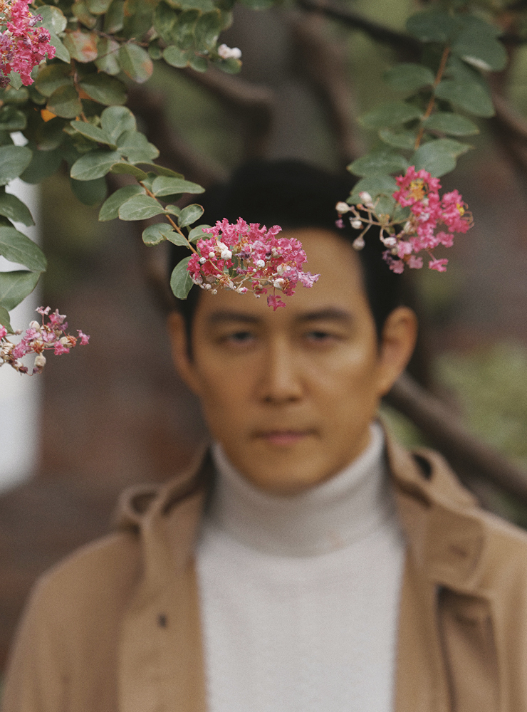 화이트 케이블 터틀넥 니트, 트라우저, 캐시미어 소재 필드 재킷 모두 에르메네질도 제냐. 