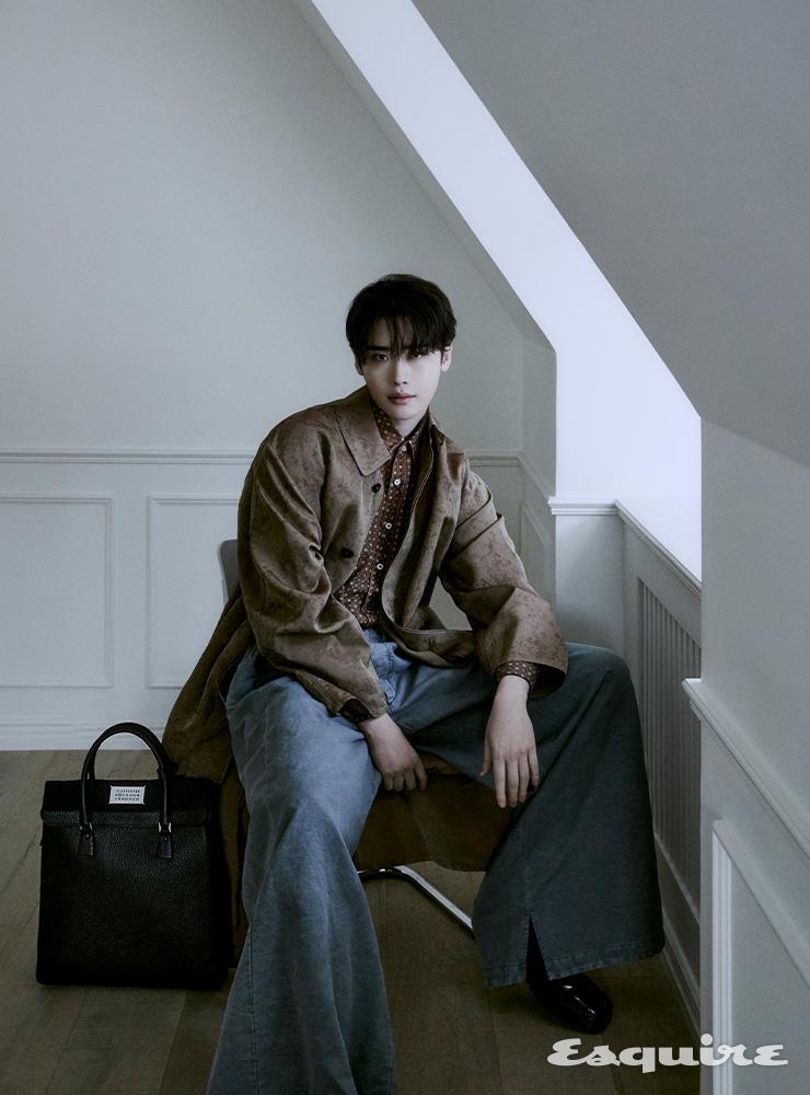 코트, 셔츠, 데님 팬츠, 슈즈, 토트백 모두 가격 미정 메종 마르지엘라.