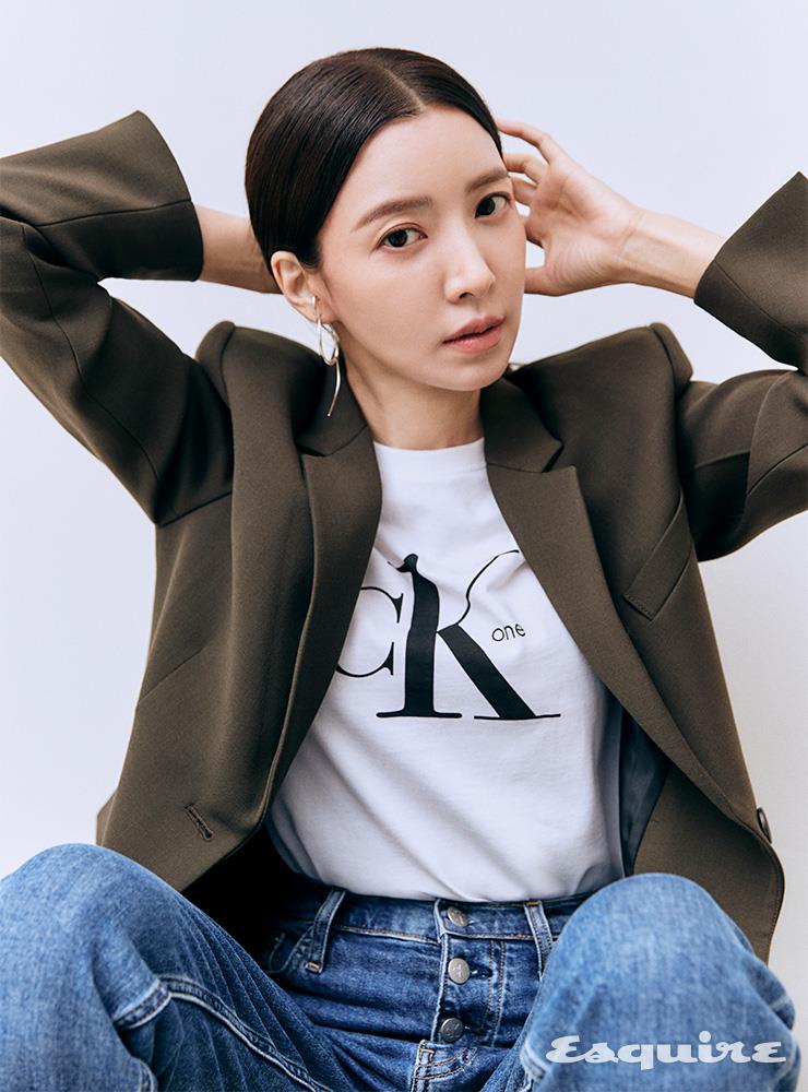 테일러드 재킷 렉토. 로고 티셔츠, 데님 팬츠 모두 캘빈클라인 진. 실버 루프 이어링 르이에.
