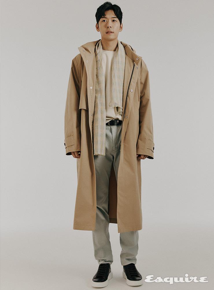 후드 트렌치코트, 아이보리 스웨터, 다잉 코튼 팬츠, 레더 스니커즈 모두 타임옴므.