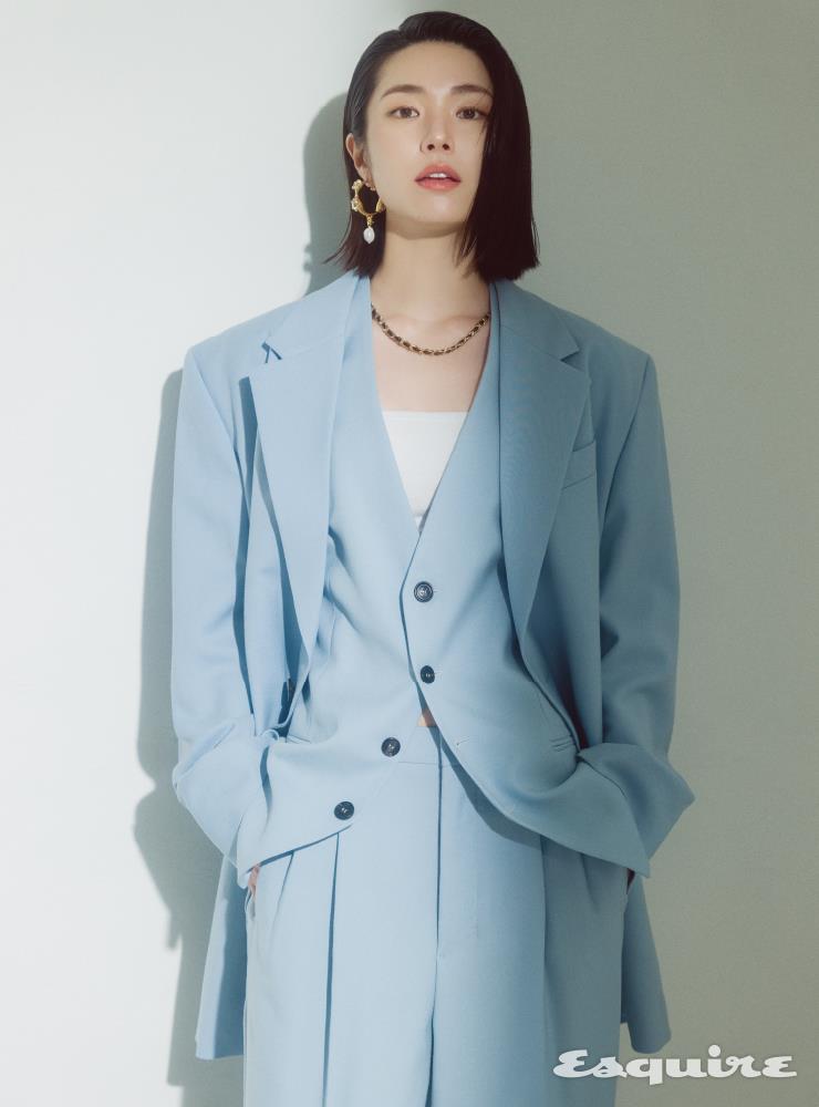 셋업 슈트, 이어링, 네크리스 모두 아미. 이너 스타일리스트 소장품. 
