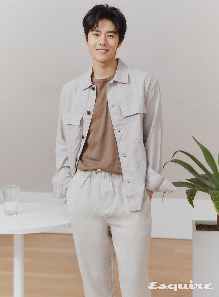 라이트 베이지 리넨 셔츠 4만 9900원, 브라운 리넨 티셔츠 1만 9900원, 라이트 베이지 리넨 팬츠 3만 9900원 모두 H&M.
