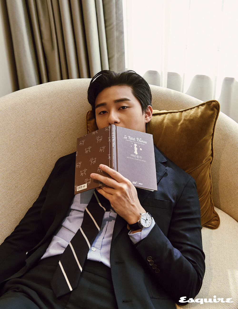 지름 42mm의 스테인리스스틸 케이스에 월, 일, 요일, 문페이즈를 담아낸 아라비아숫자 인덱스의 ‘스타 레거시 풀 캘린더’ 568만원 몽블랑. 슈트 TBRM by 샌프란시스코 마켓. 셔츠 오리앙 by 샌프란시스코 마켓. 타이 스타일리스트 소장품.