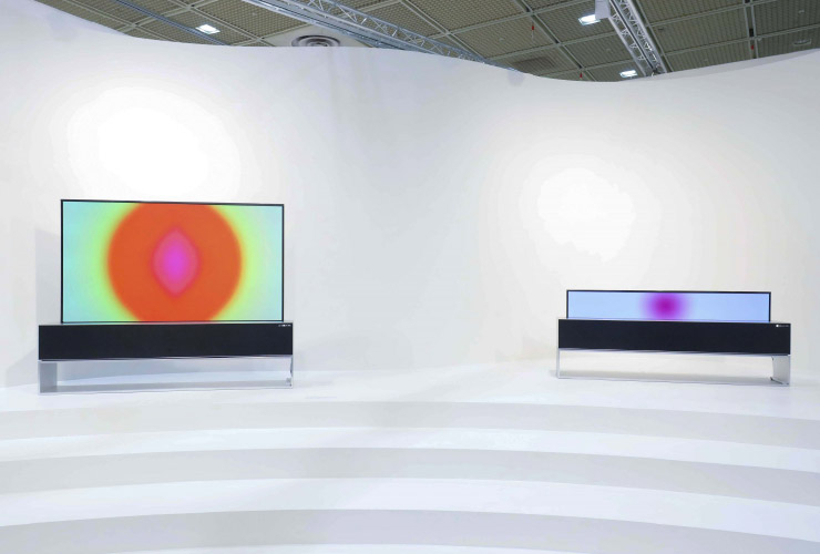 프리즈 서울 2022에서 LG전자가 선보인 아니시 카푸어의 ‘Wounds and Absent Objects II’(2022). 롤러블 TV인 LG 시그니처 올레드 R에 담겨 TV까지 하나의 작품으로 판매된다.