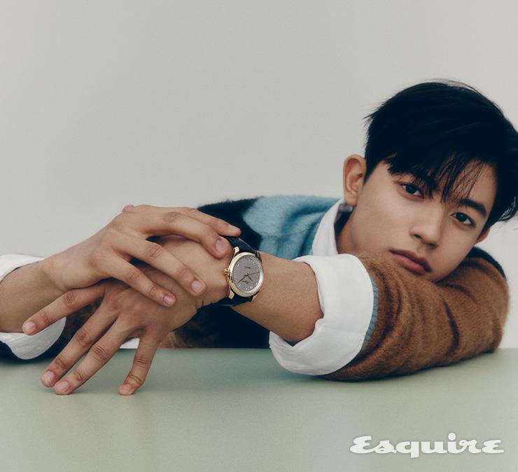 40mm 옐로 골드 케이스와 그레이 다이얼을 조합한 마스터 컬렉션 190주년 에디션 1520만원 론진. 스웨터 살바토레 산토로. 셔츠 스타일리스트 소장품.