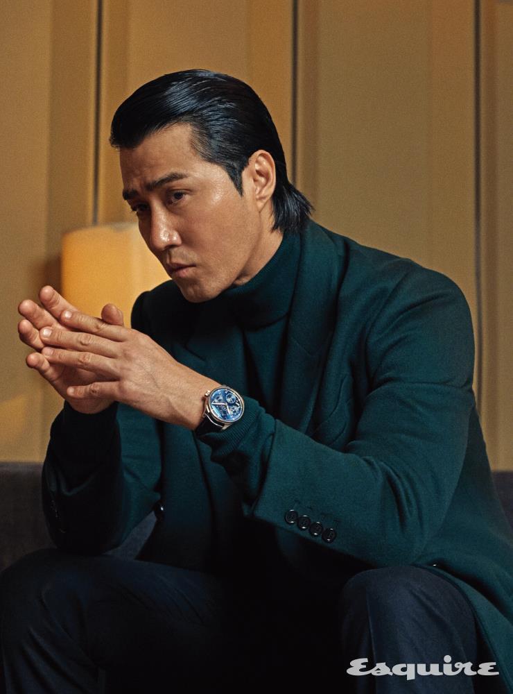 지름 44.2mm에 18캐럿 화이트 골드 케이스, 블루 다이얼의 포르투기저 퍼페추얼 캘린더 IWC. 코트, 터틀넥 톱 모두 스타일리스트 소장품. 팬츠 톰 포드 by 분더샵. 