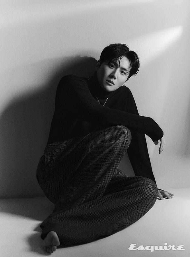 터틀넥 가격 미정 로로피아나. 팬츠 가격 미정 우영미. 네크리스 에디터 소장품.