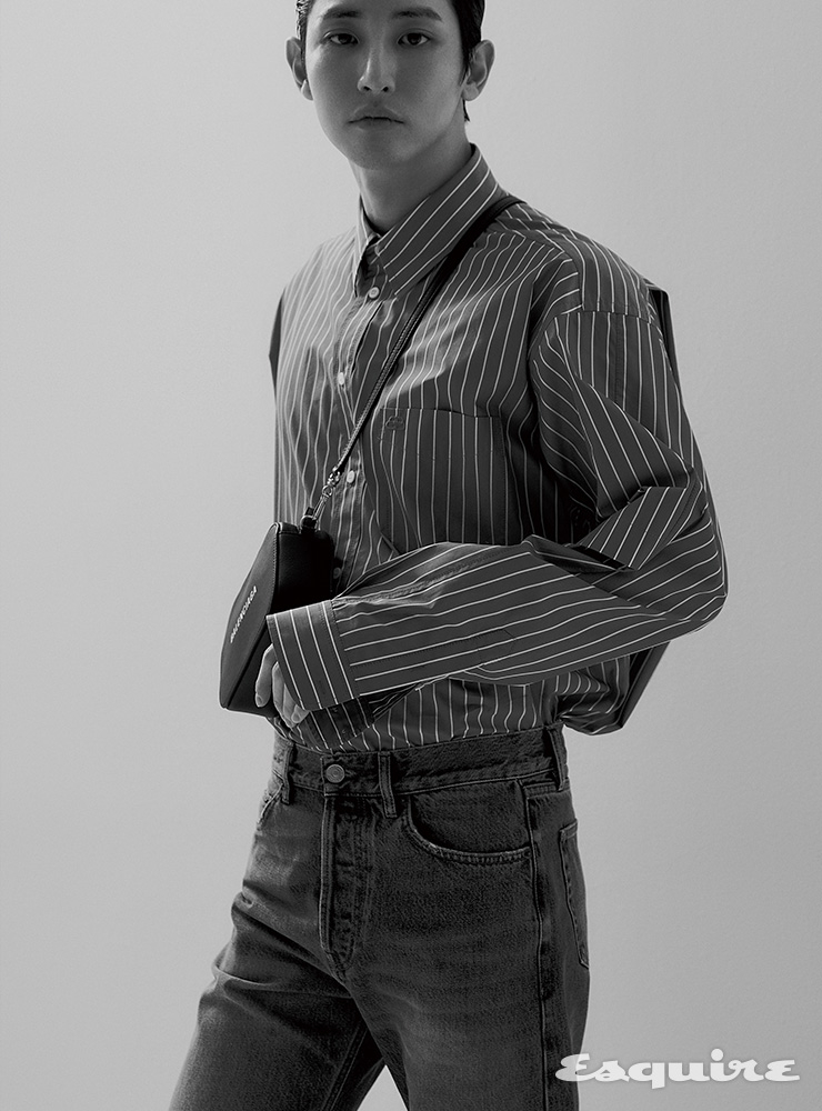 더블 슬리브 셔츠, 크롭트 데님 팬츠, 에브리데이 카메라 XS 백 모두 발렌시아가.