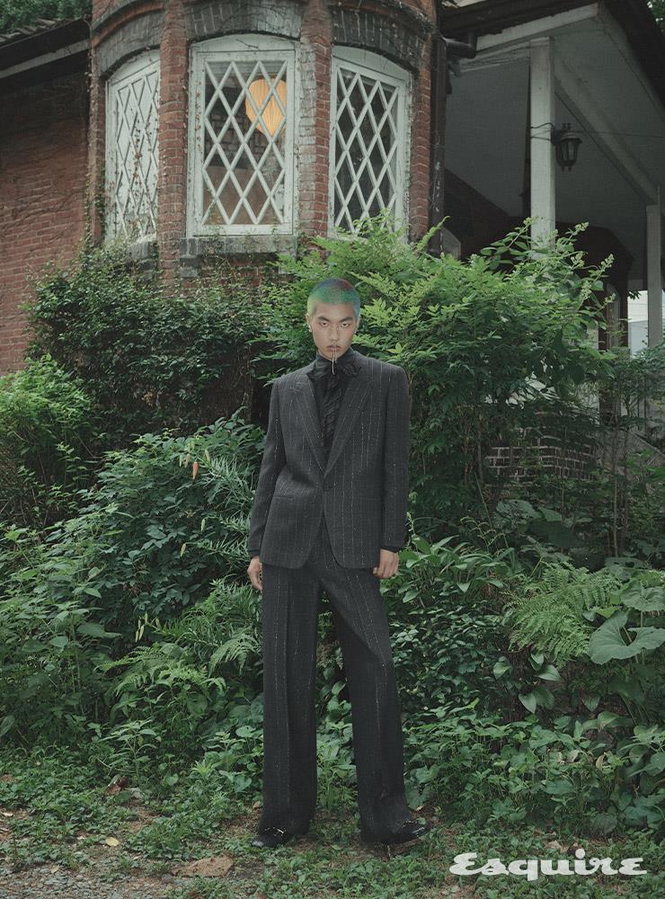스트라이프 재킷, 와이드 팬츠, 버클 장식 부츠, 타이 모두 가격 미정 생 로랑 by 안토니 바카렐로. 셔츠 가격 미정 루이 비통. 트위스트 링 이어커프 2개 세트 22만원 포트레이트 리포트. 피어싱 모두 에디터 소장품.