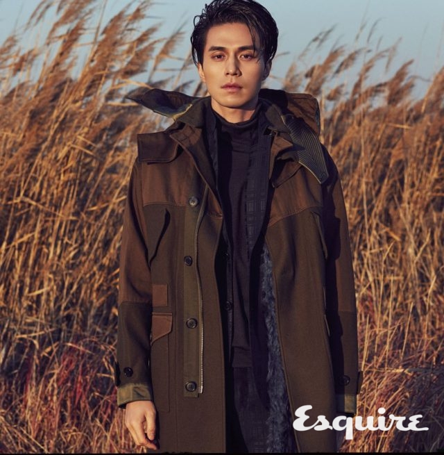 파카, 슈트, 터틀넥 톱 모두 가격 미정 벨루티.