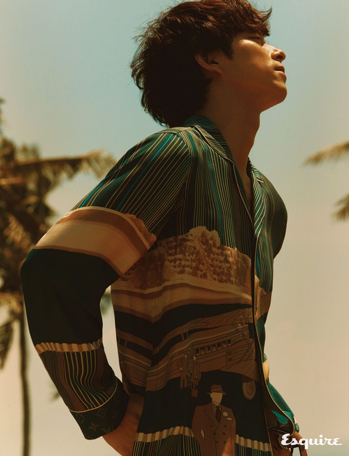 실크 셔츠, 벨트 모두 가격 미정 루이비통.