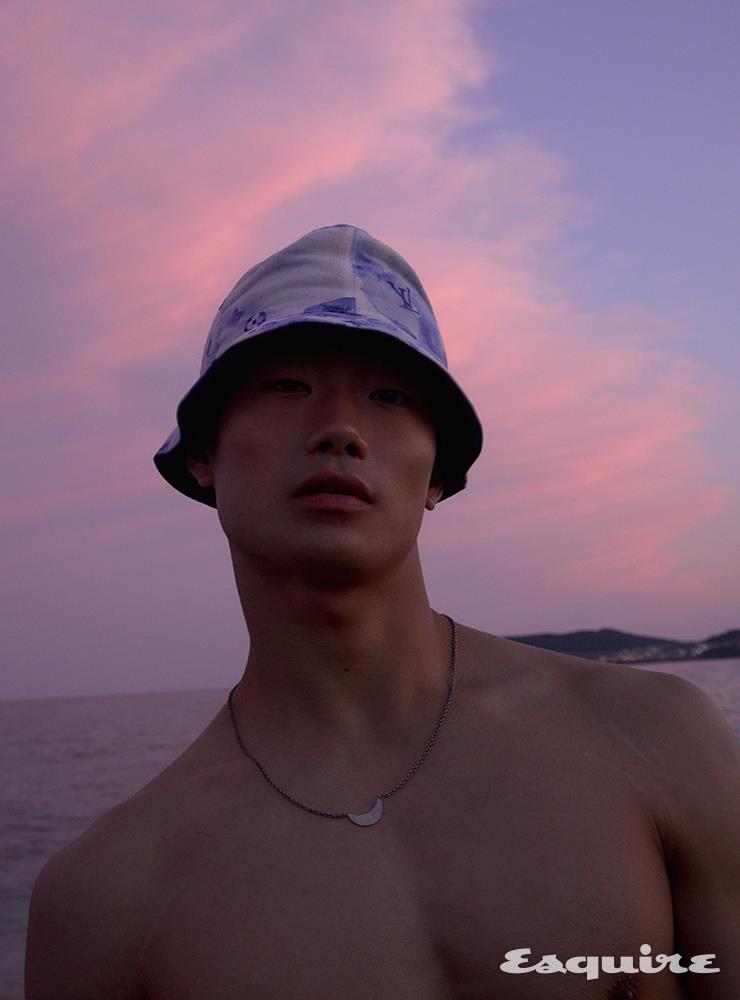 버킷 해트 가격 미정 루이 비통. 네크리스 가격 미정 이리스.