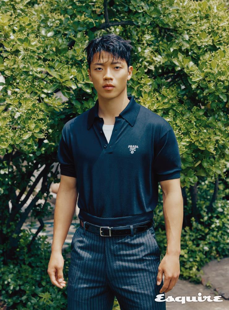 피케니트 톱, 팬츠 모두 프라다. 이너 톱 렉토. 벨트 돌체앤가바나.