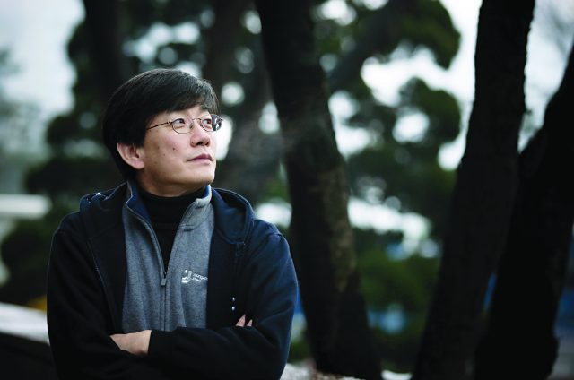 2014년 JTBC ‘뉴스룸’ 관련 인터뷰에서 “설에도 ‘뉴스룸’을 지킨다”는 손석희 앵커의 모습.