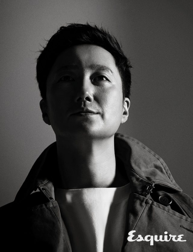 트렌치코트 맨온더분. 화이트 톱 옴펨.