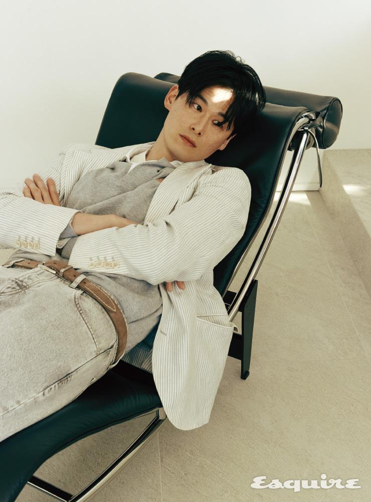 스트라이프 리넨 재킷, 그레이 폴로 저지, 코튼 티셔츠, 데님 팬츠, 메탈 버클 스웨이드 벨트 모두 가격 미정 브루넬로 쿠치넬리.