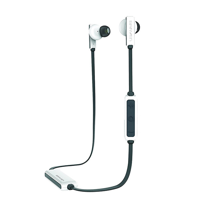 <b>2. Braven Flye Sport</b>
생활 방수가 되는 브레이븐 플라이 스포트 이어폰은 착용감과 음질이 좋다. 12시간까지 사용할 수 있다. 블랙과 화이트 두 색상으로 디자인되었고 가볍게 들고 다닐 수 있는 케이스가 함께 구성되어 있다. 가격도 합리적이다. 7만원대(이베이)