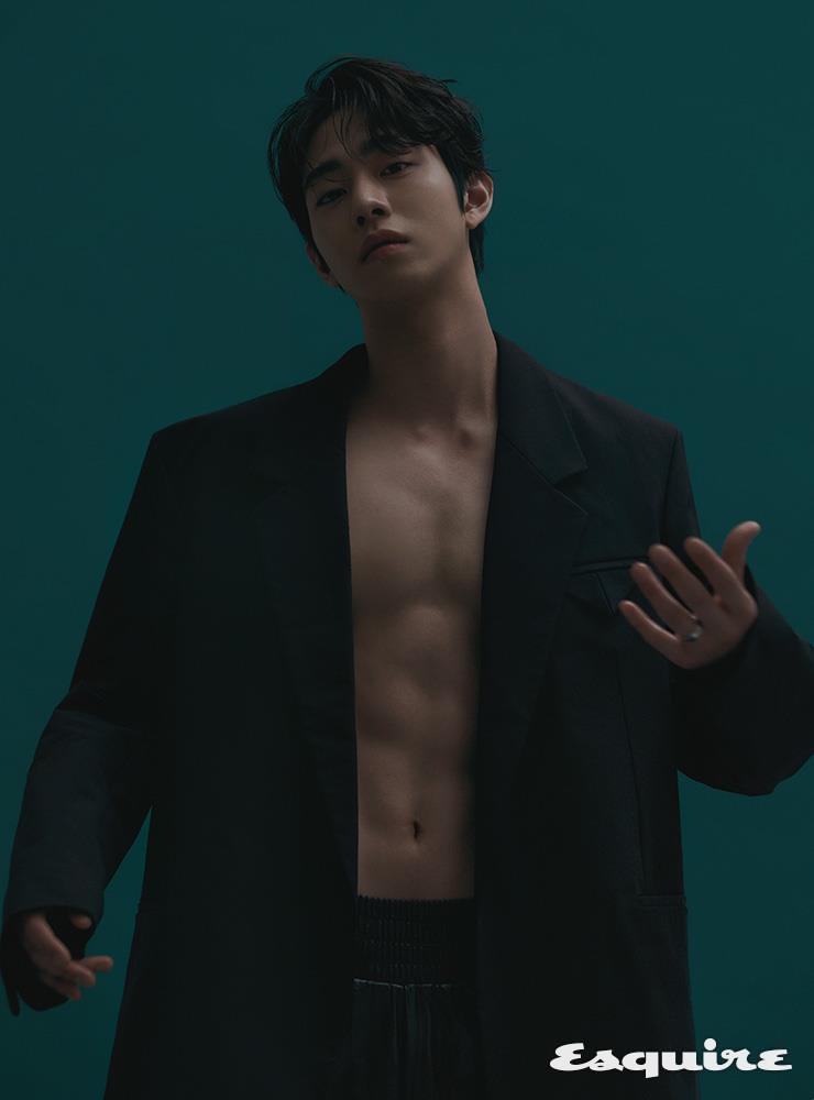 재킷, 쇼츠, 반지 모두 보테가 베네타.