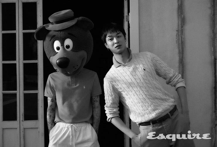 (왼쪽) 폴로셔츠, 쇼츠 모두 가격 미정 모두 폴로 랄프 로렌. (오른쪽) 스웨터, 폴로셔츠, 치노 팬츠, 벨트 모두 가격 미정 폴로 랄프 로렌.