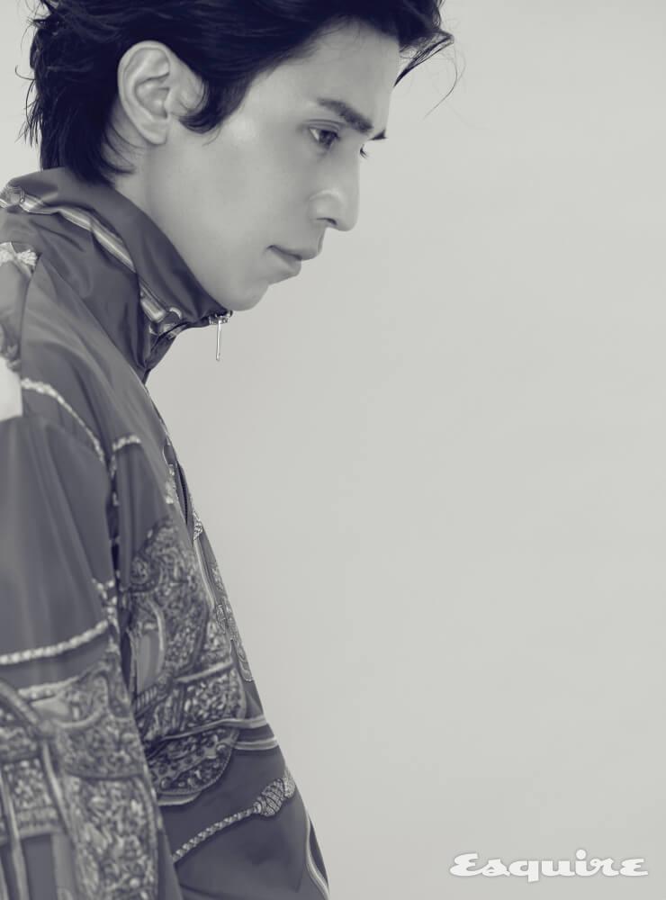 말과 태슬 프린트의 방수 나일론 재킷, 빈티지 와이드 팬츠, 다양한 구찌 로고 디테일과 멀티컬러가 조화된 울트라페이스 스니커즈 모두 구찌.