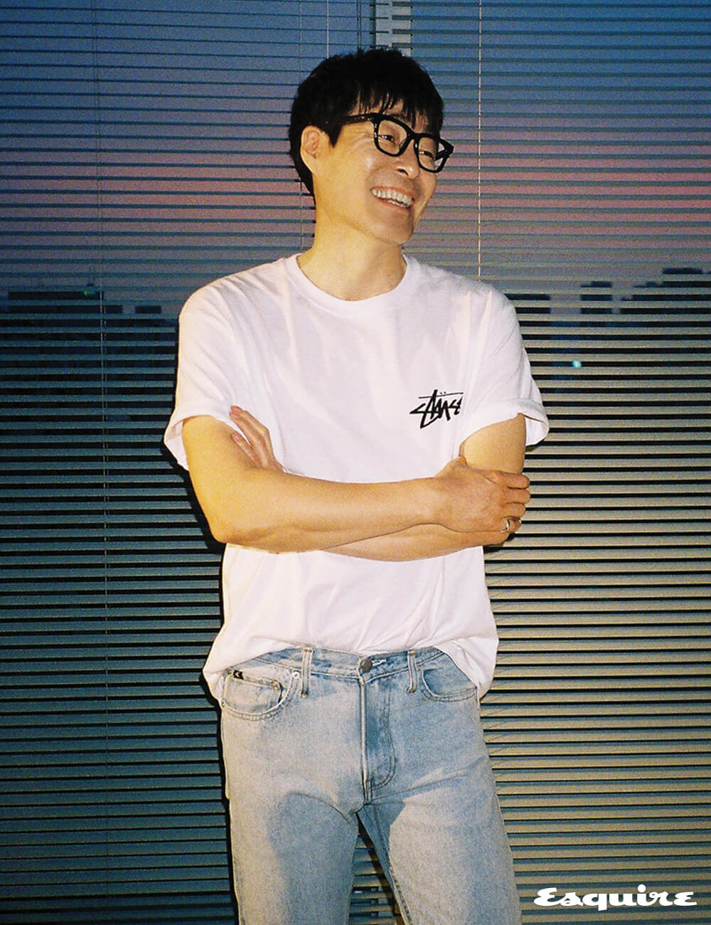 티셔츠 스투시. 데님 바지 캘빈클라인진. 안경 칼 라거펠트.