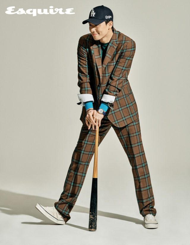 실버 화이트 컬러의 다이얼과 블루 스틸 핸즈의 조화가 돋보이는 42mm 스타 레거시 크로노그래프 오토매틱 워치, 오를로제리 브레이슬릿 모두 몽블랑. 슈트 캘빈클라인 205W39NYC by 10꼬르소 꼬모. 니트 톱 디파트먼트5 by 비이커. 운동화 반스. 볼캡 MLB.