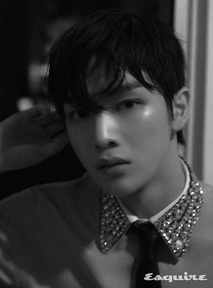 엠브로이더리 칼라 장식 셔츠, 레더 타이 모두 구찌. 