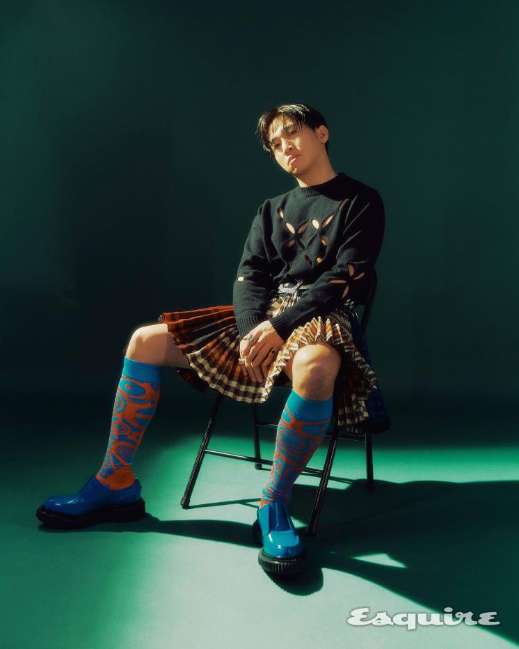니트 톱 스테판 쿡. 스커트 초포바 로이나. 삭스 찰스 제프리. 슈즈, 링 모두 스타일리스트 소장품.