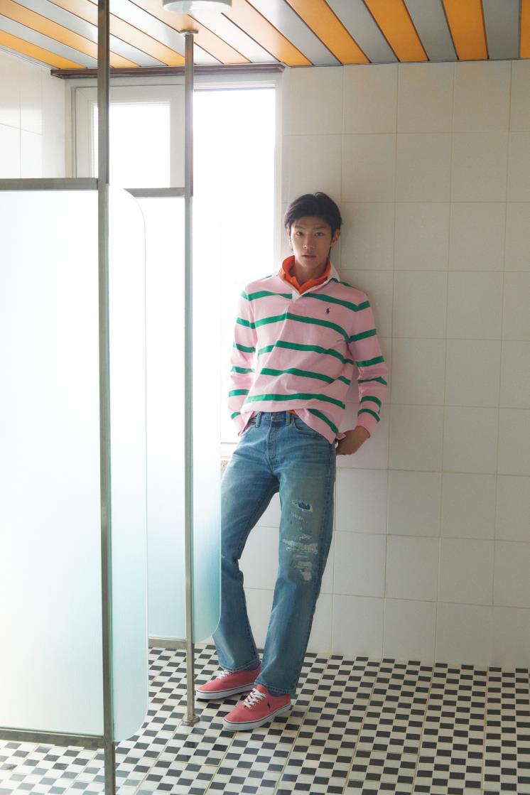 스트라이프 럭비 셔츠 21만원대, 이너 폴로 셔츠 16만원대, 디스트로이드 데님 팬츠 47만원대, 캔버스 스니커즈 13만원대 모두 폴로 랄프로렌.