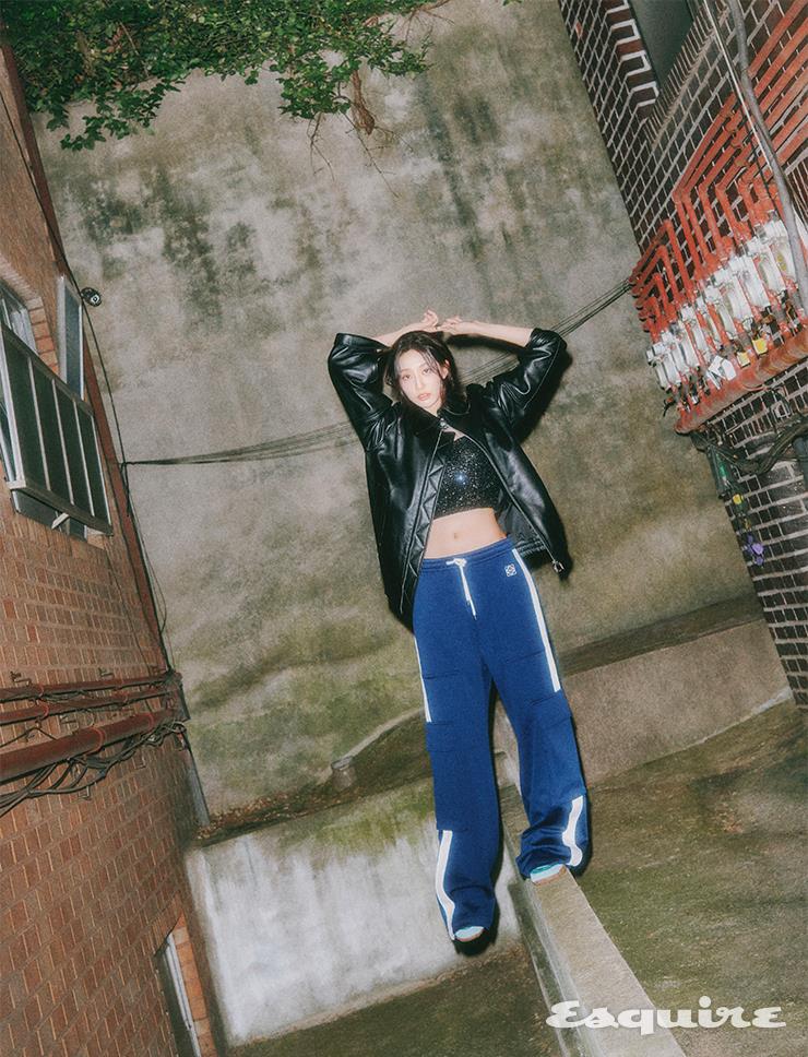 재킷, 링 우영미. 톱 마쥬. 팬츠 로에베. 신발 스타일리스트 소장품.