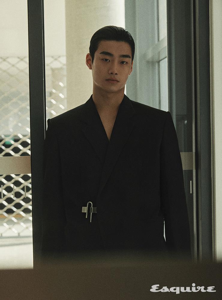 자물쇠 장식의 재킷 372만원 지방시.