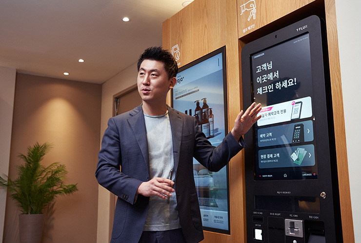 키오스크 앞에서 야놀자 호텔 자동화 솔루션을 소개하는 김종윤 대표.