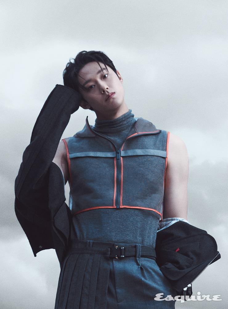 집업 재킷, 후드 질렛, 슬리브리스 모크넥 톱, 팬츠, 롱 킬트, 벨트 모두 디올 맨.