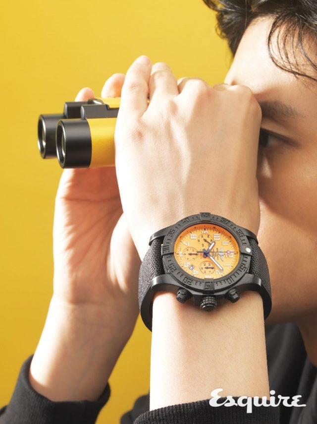 브라이틀링 어벤저 허리케인 45mm, 케이스 지름 45mm, 브라이트라이트 케이스, 밀리터리 패브릭 스트랩. 브라이틀링이 개발한 신소재로 만들어 우락부락하지만 가벼운 시계. 1000만원대. 검은색 스웨트셔츠 오디너리 피플. 쌍안경 라이카.