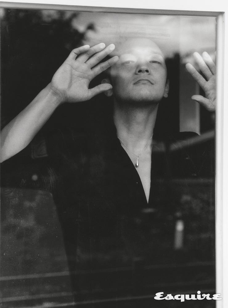 벨벳 점프슈트, 드롭 참 네크리스 모두 생 로랑 by 안토니 바카렐로.