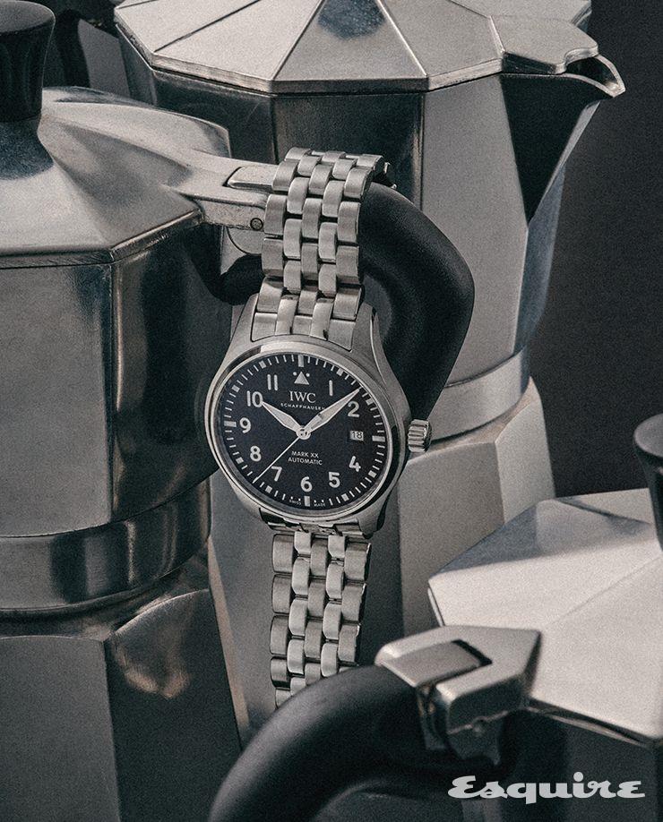 120시간 파워 리저브 기능의 32111 칼리버를 탑재한 파일럿 워치 마크 XX 900만원 IWC.
