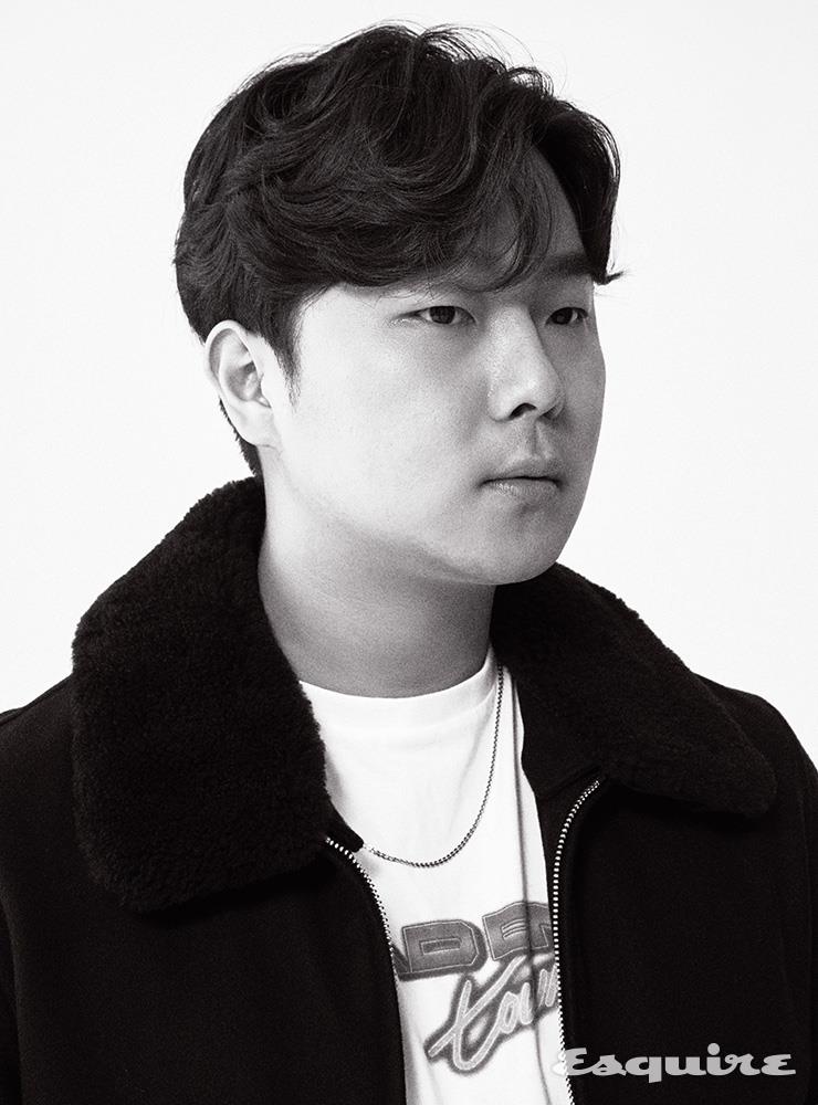 퍼 칼라 블루종 산드로 옴므. 그래픽 티셔츠, 네크리스 모두 스타일리스트 소장품.