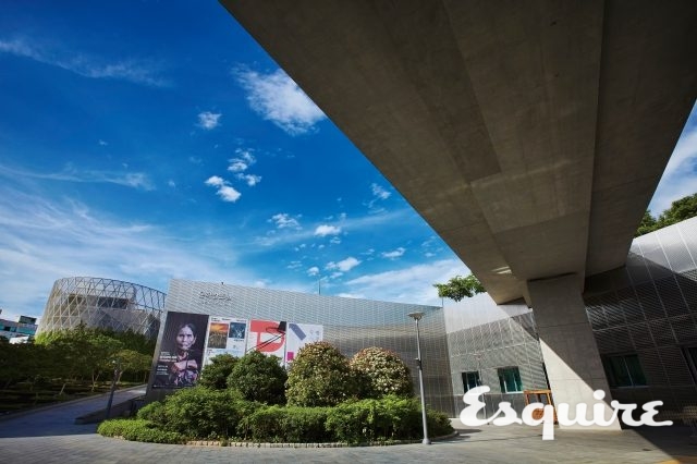 국립아시아문화전당은 지하로 내려 지었지만 어디서든 하늘로 탁 트인 개방감을 느낄 수 있는 성컨 광장 구조로 설계했다. 1층과 지하 어디에서든 나무와 식물이 눈에 띈다. 지상의 다리는 본래 사람이 통행하던 길의 구조를 살린 것으로 거리의 역사를 섬세하게 배려했다.